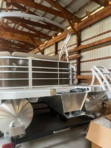 Slide: The Image of Bennington 23LL (23' L-Series L-Bench) 2023 - 18