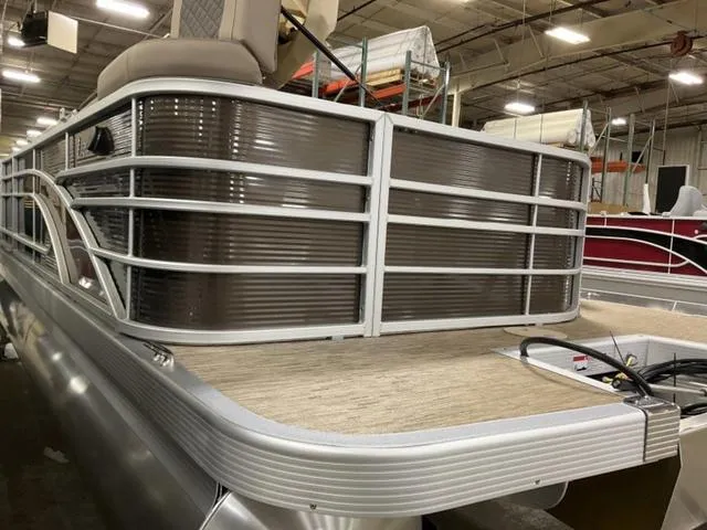 Slide: The Image of Bennington 23LL (23' L-Series L-Bench) 2023 - 3