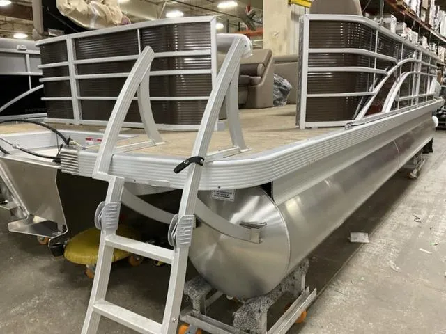 Slide: The Image of Bennington 23LL (23' L-Series L-Bench) 2023 - 4