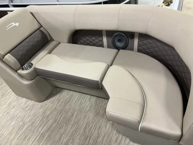 Slide: The Image of Bennington 23LL (23' L-Series L-Bench) 2023 - 7