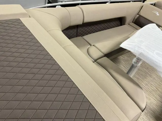 Slide: The Image of Bennington 23LL (23' L-Series L-Bench) 2023 - 9