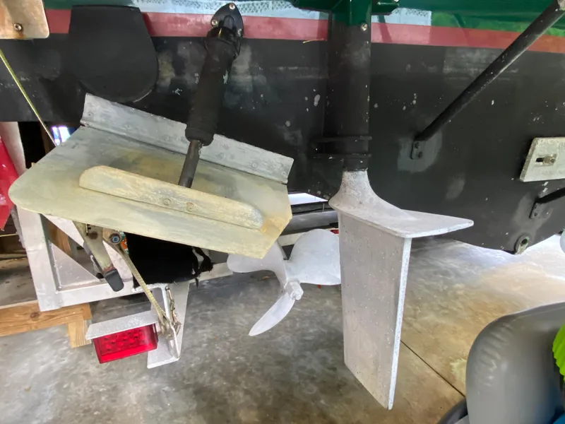 Slide: The Image of 1988 Blackfin 29 Flybridge boat stern with propeller and rudder detail. - 30