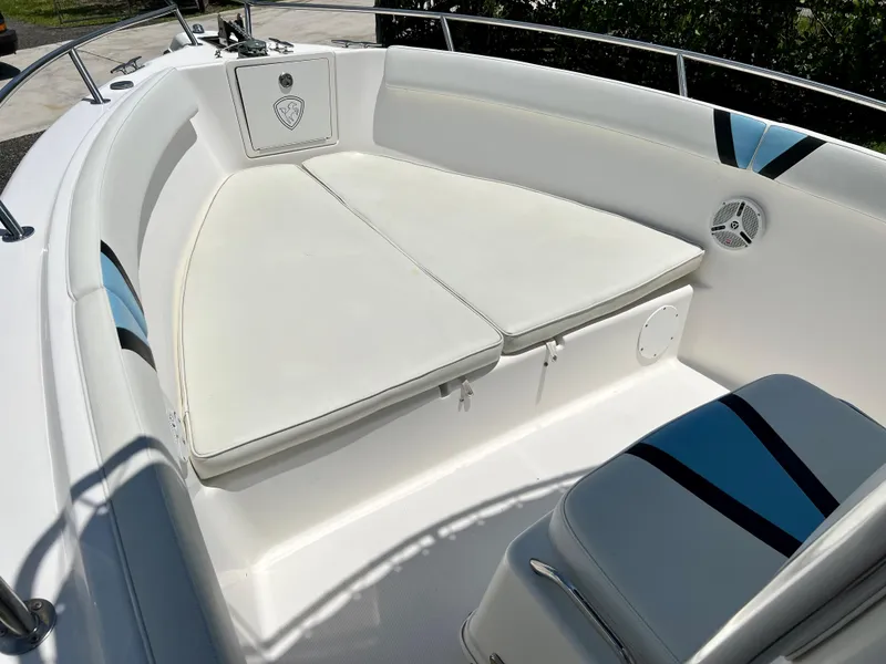 Slide: The Image of 2005 Century 2600 Center Console boat with cushioned seating area. - 18