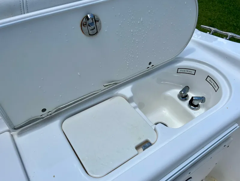 Slide: The Image of 2005 Century 2600 Center Console boat sink and storage compartment. - 32