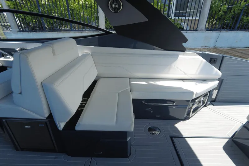 Slide: The Image of Cruisers 38 GLS OB SOUTH BEACH 2022 - 13