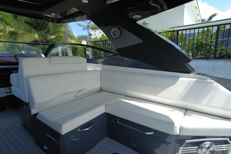 Slide: The Image of Cruisers 38 GLS OB SOUTH BEACH 2022 - 14