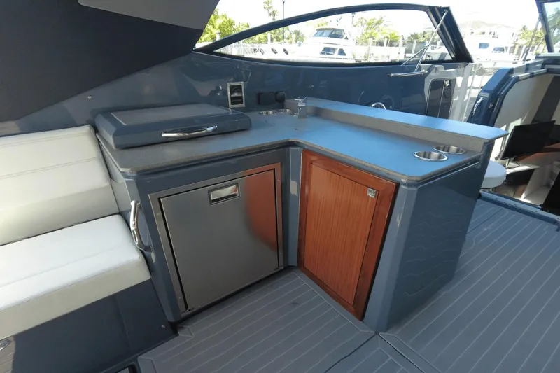 Slide: The Image of Cruisers 38 GLS OB SOUTH BEACH 2022 - 15