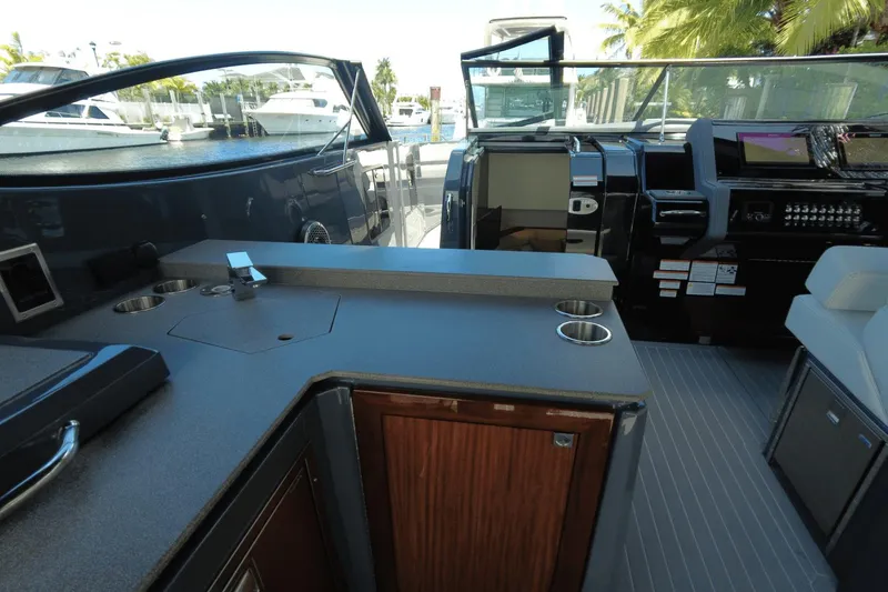 Slide: The Image of Cruisers 38 GLS OB SOUTH BEACH 2022 - 16