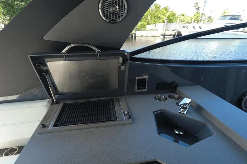 Slide: The Image of Cruisers 38 GLS OB SOUTH BEACH 2022 - 17