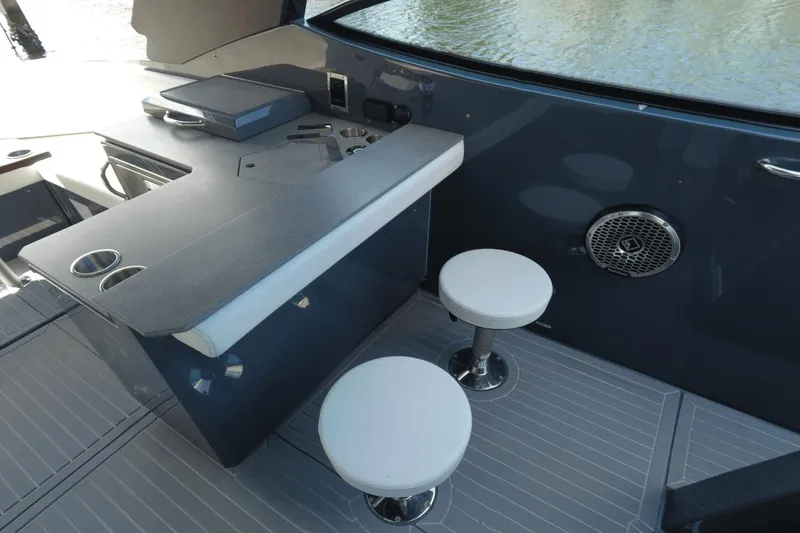 Slide: The Image of Cruisers 38 GLS OB SOUTH BEACH 2022 - 19