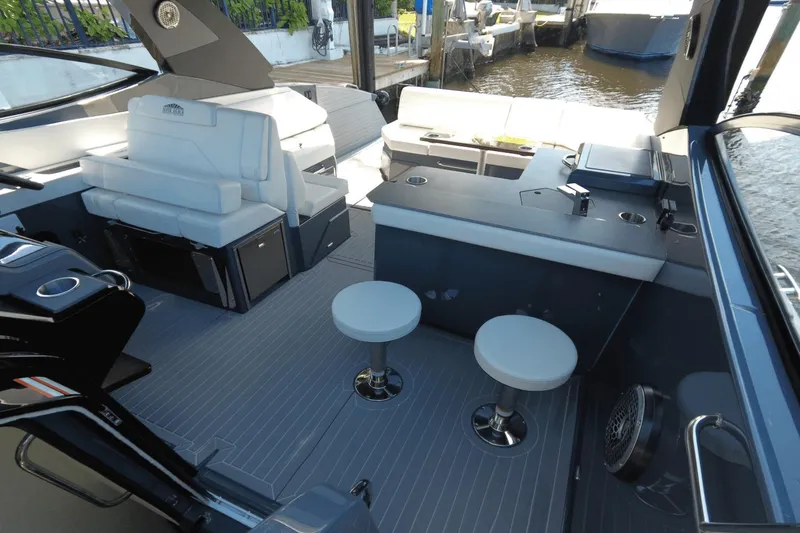 Slide: The Image of Cruisers 38 GLS OB SOUTH BEACH 2022 - 20