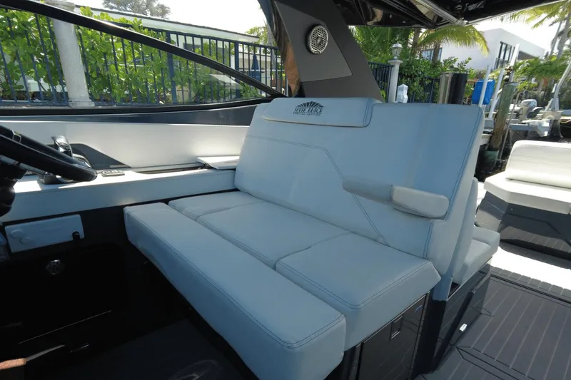 Slide: The Image of Cruisers 38 GLS OB SOUTH BEACH 2022 - 22