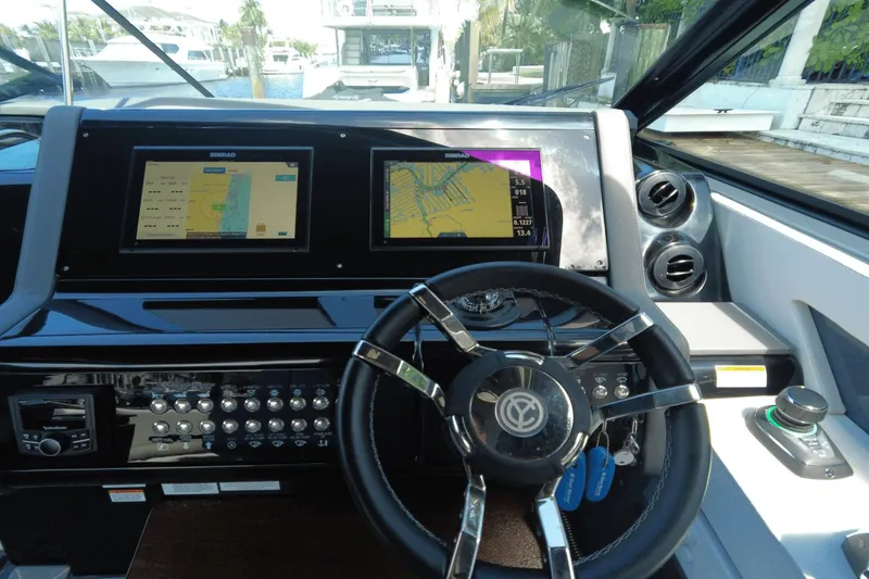 Slide: The Image of Cruisers 38 GLS OB SOUTH BEACH 2022 - 25