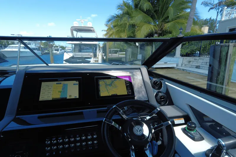 Slide: The Image of Cruisers 38 GLS OB SOUTH BEACH 2022 - 26