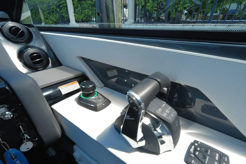 Slide: The Image of Cruisers 38 GLS OB SOUTH BEACH 2022 - 28
