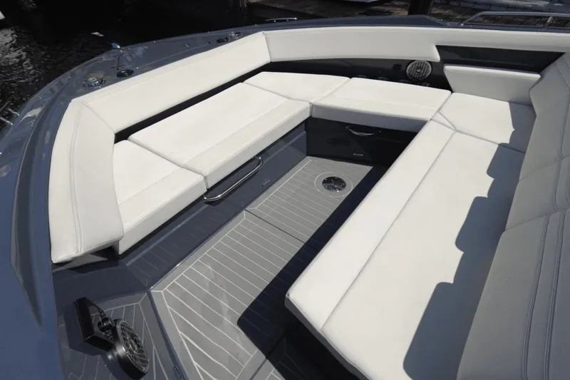 Slide: The Image of Cruisers 38 GLS OB SOUTH BEACH 2022 - 29