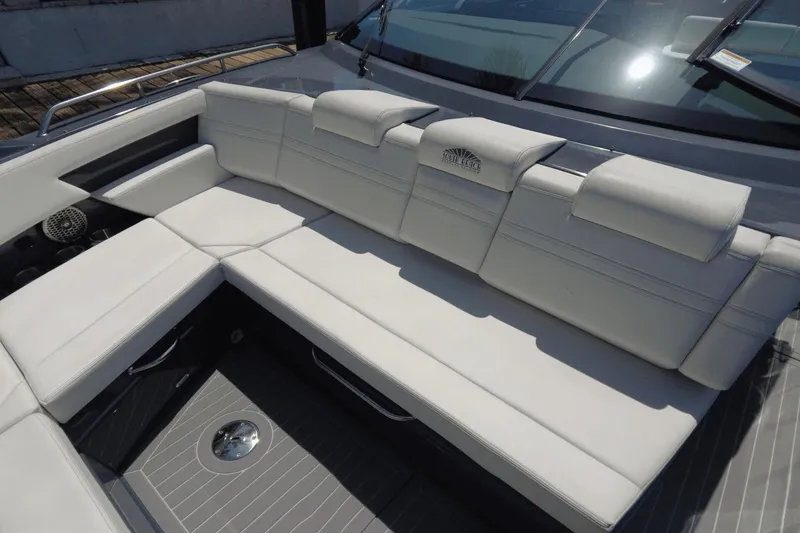 Slide: The Image of Cruisers 38 GLS OB SOUTH BEACH 2022 - 31