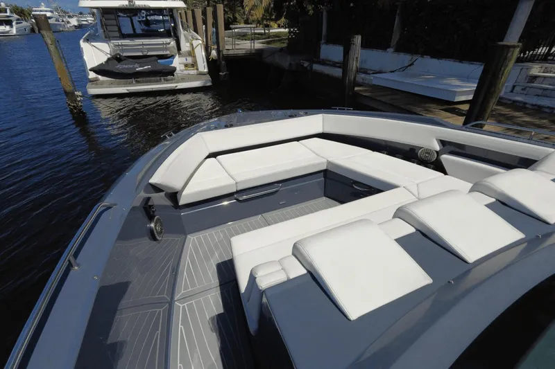 Slide: The Image of Cruisers 38 GLS OB SOUTH BEACH 2022 - 32