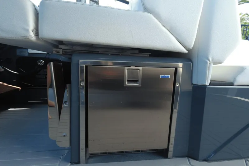 Slide: The Image of Cruisers 38 GLS OB SOUTH BEACH 2022 - 36
