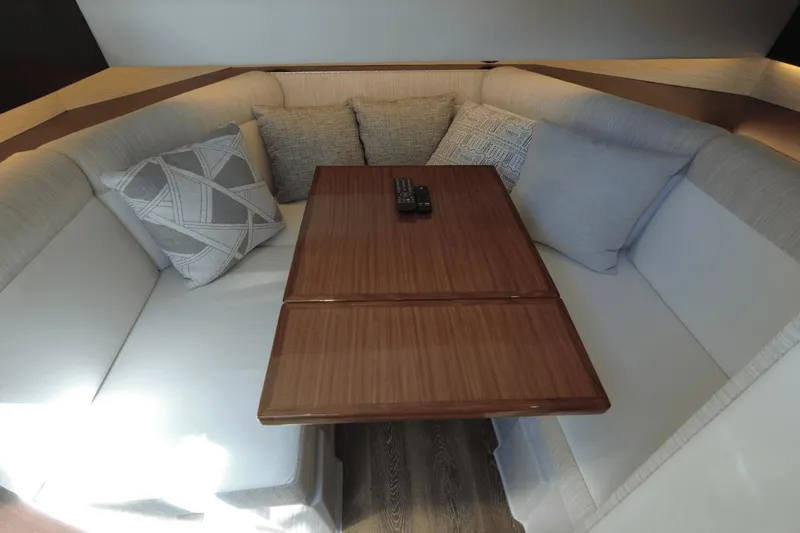 Slide: The Image of Cruisers 38 GLS OB SOUTH BEACH 2022 - 43