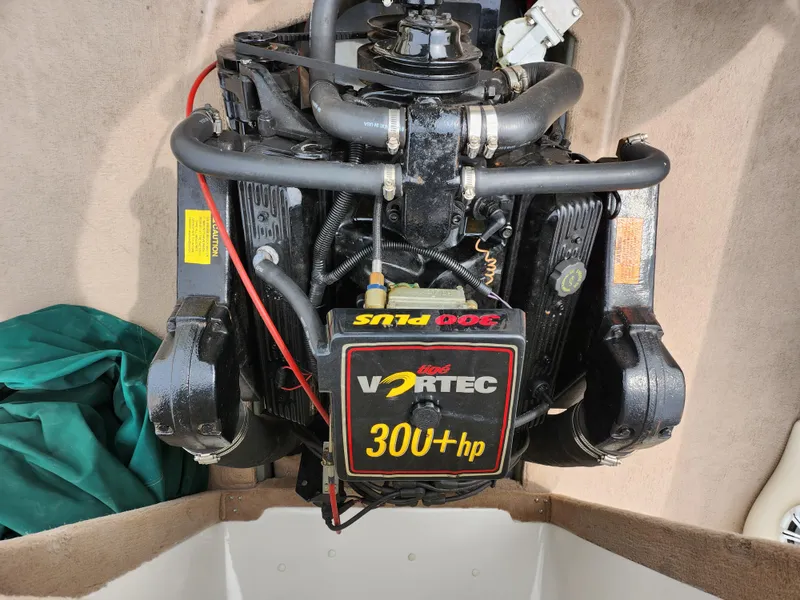 Slide: The Image of 1998 Tigé PRE 2200I boat engine, Vortec 300+ hp. - 17