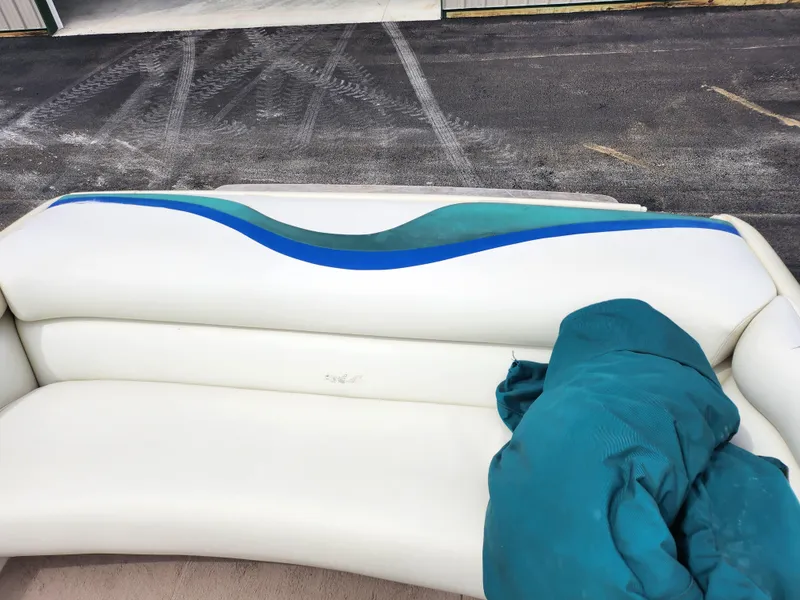 Slide: The Image of 1998 Tigé PRE 2200I boat interior with white and blue seating. - 18