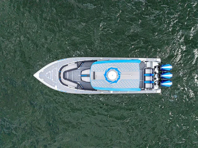 Slide: The Image of Fountain 34 Center Console 2018 - 38