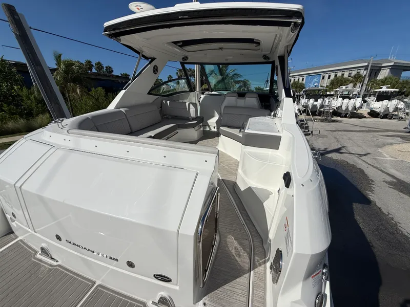Slide: The Image of Sea Ray Sundancer 320 Outboard 2027 - 32