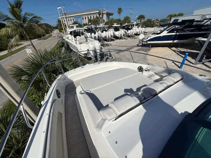 Slide: The Image of Sea Ray Sundancer 320 Outboard 2027 - 4
