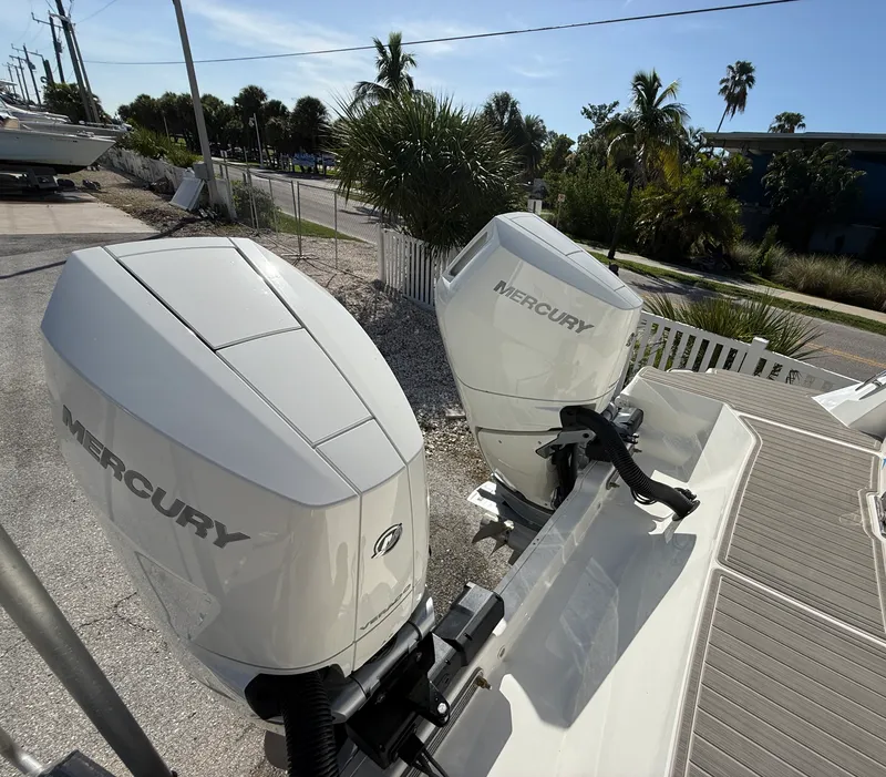 Slide: The Image of Sea Ray Sundancer 320 Outboard 2027 - 34