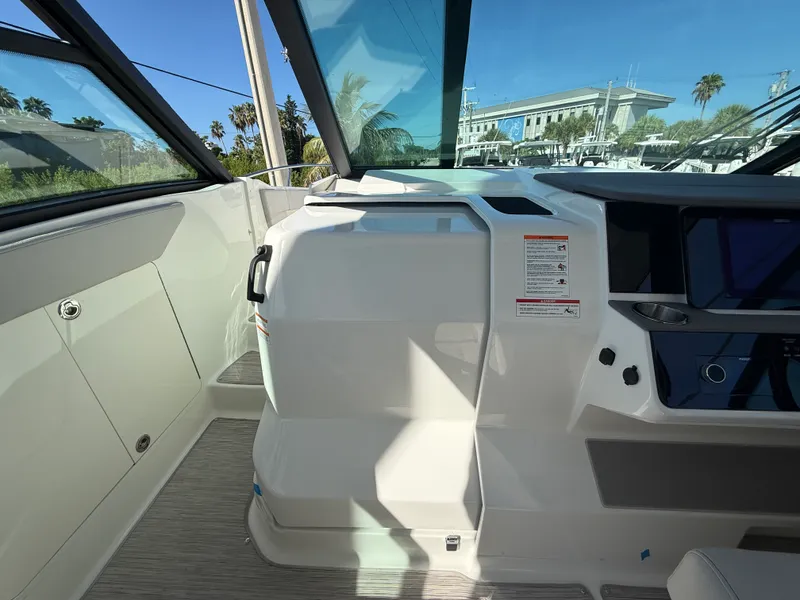 Slide: The Image of Sea Ray Sundancer 320 Outboard 2027 - 14