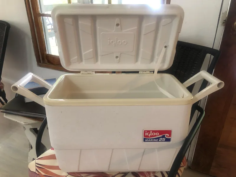 Slide: The Image of Open Igloo Marine 25 cooler with handles, placed indoors. - 31