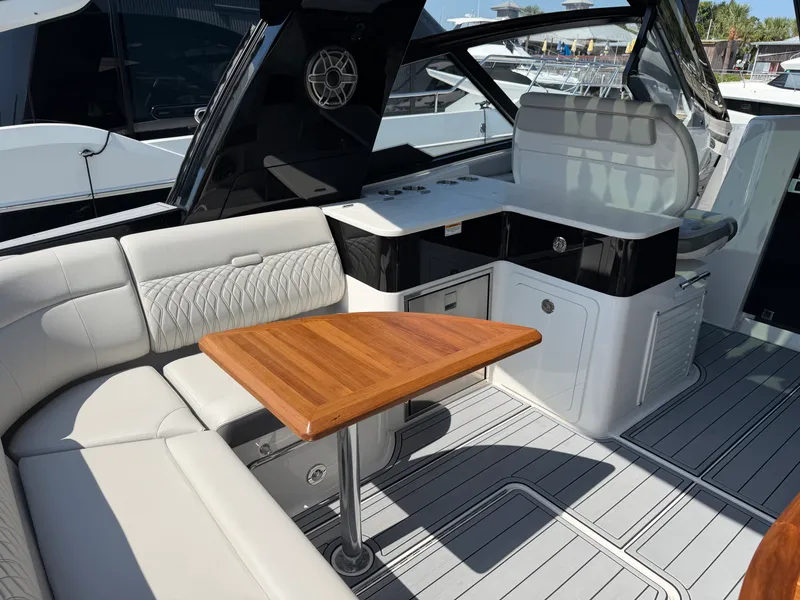 Slide: The Image of Sea Ray Sundancer 370 Outboard 2024 - 11