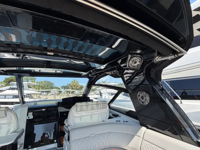 Slide: The Image of Sea Ray Sundancer 370 Outboard 2024 - 13