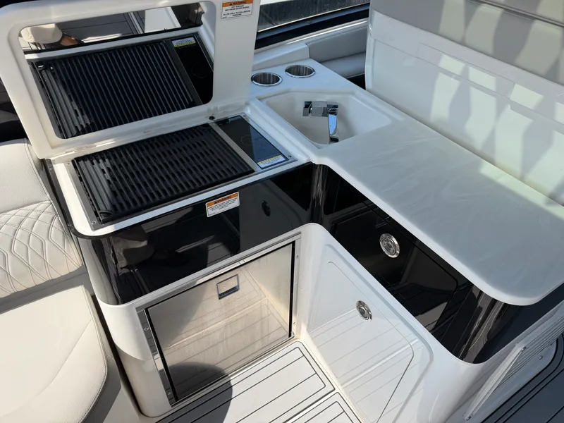 Slide: The Image of Sea Ray Sundancer 370 Outboard 2024 - 15
