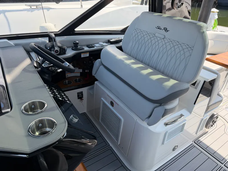 Slide: The Image of Sea Ray Sundancer 370 Outboard 2024 - 17