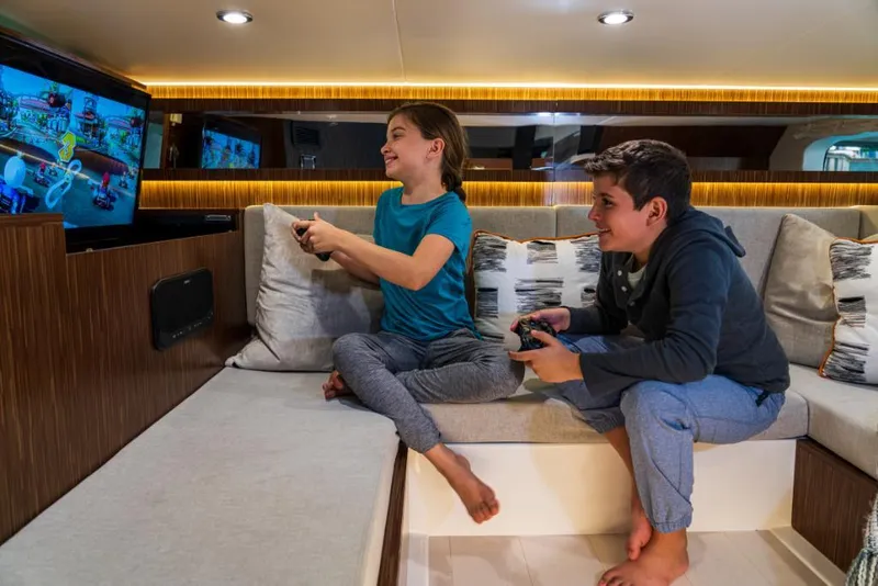 Slide: The Image of Sea Ray Sundancer 370 Outboard 2024 - 32