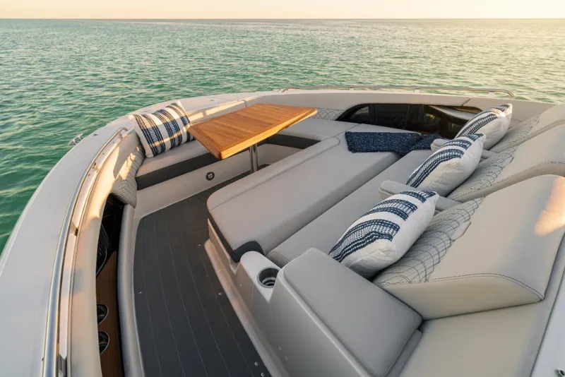 Slide: The Image of Sea Ray Sundancer 370 Outboard 2024 - 19