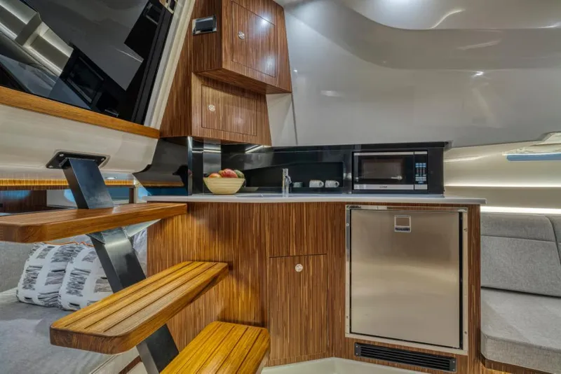 Slide: The Image of Sea Ray Sundancer 370 Outboard 2024 - 29