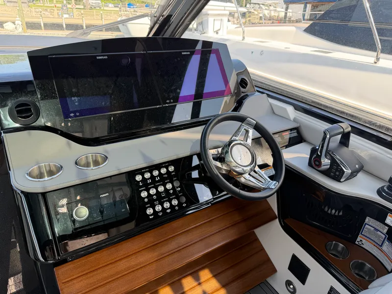 Slide: The Image of Sea Ray Sundancer 370 Outboard 2024 - 16