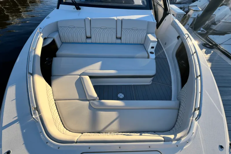 Slide: The Image of Sea Ray Sundancer 370 Outboard 2024 - 39