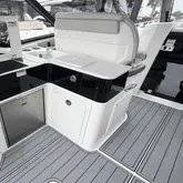 Slide: The Image of Sea Ray Sundancer 370 Outboard 2024 - 22