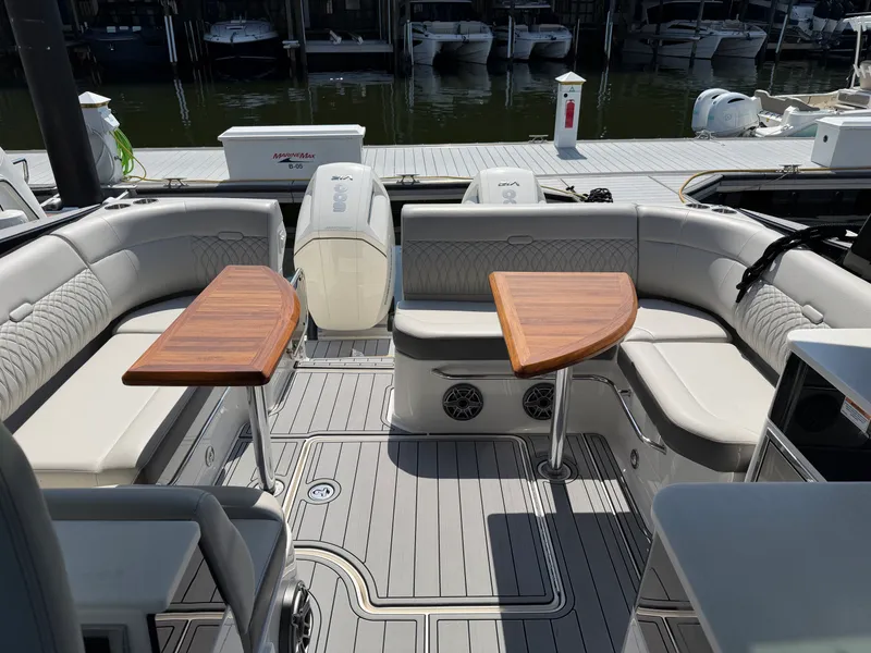 Slide: The Image of Sea Ray Sundancer 370 Outboard 2024 - 9