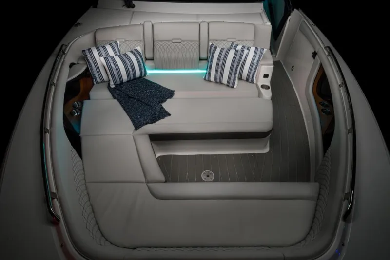 Slide: The Image of Sea Ray Sundancer 370 Outboard 2024 - 38