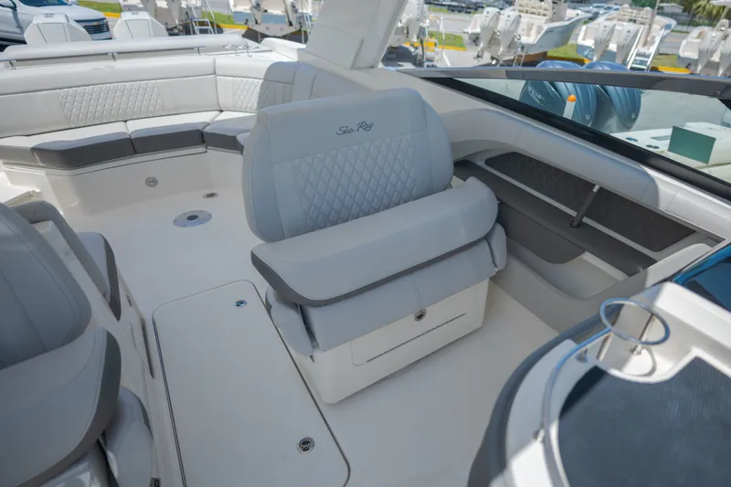 Slide: The Image of Sea Ray 310 SLX 2021 - 15