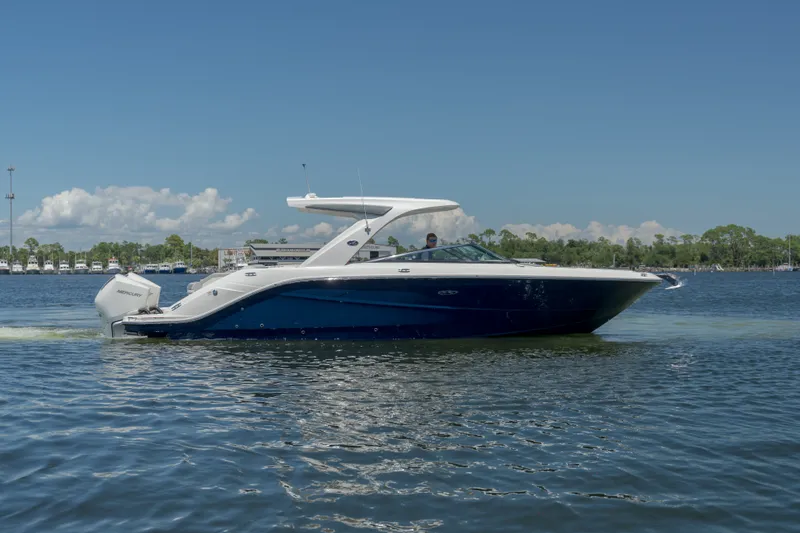 Slide: The Image of Sea Ray 310 SLX 2021 - 4