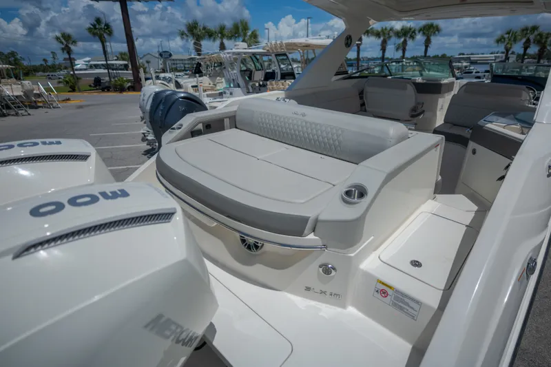 Slide: The Image of Sea Ray 310 SLX 2021 - 27