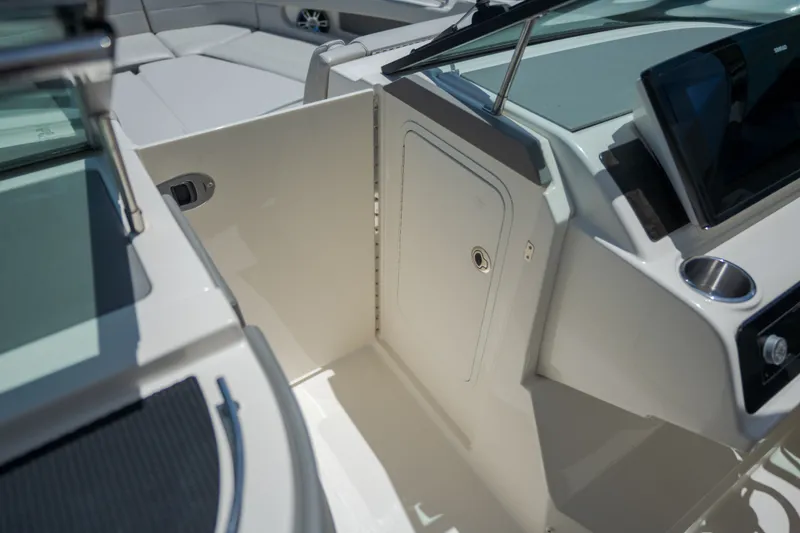 Slide: The Image of Sea Ray 310 SLX 2021 - 11