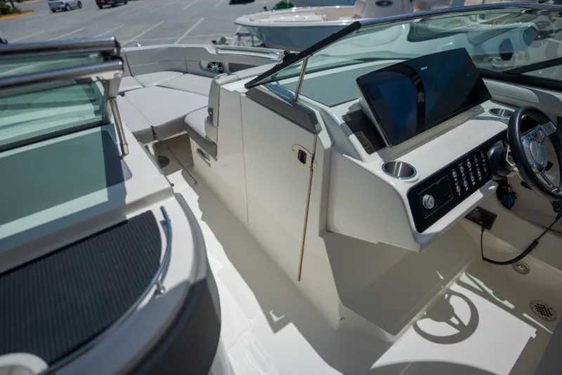 Slide: The Image of Sea Ray 310 SLX 2021 - 10