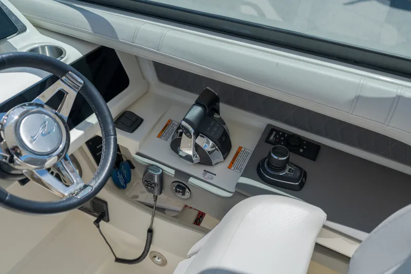 Slide: The Image of Sea Ray 310 SLX 2021 - 18